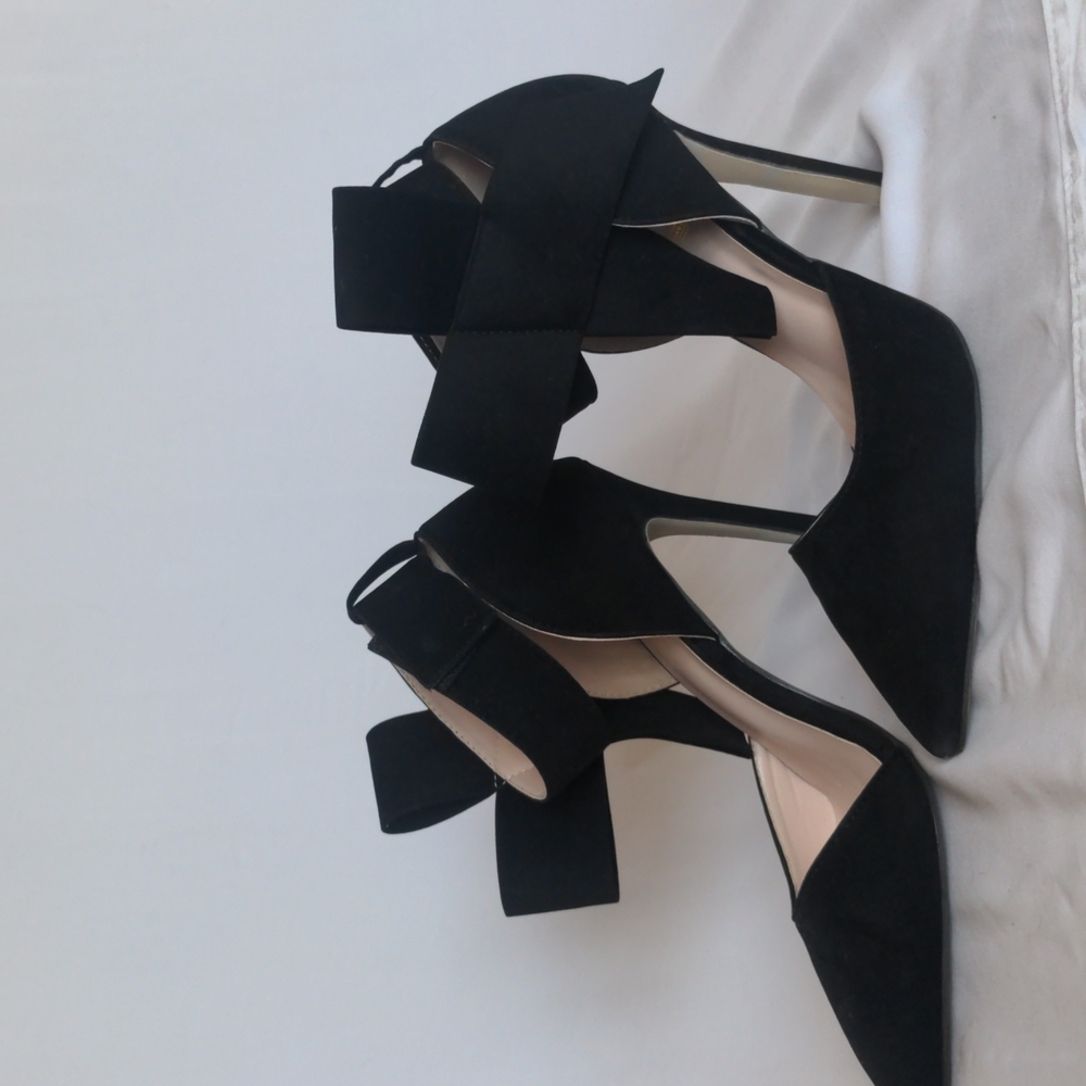 Eye Catching Black D'orsay Pumps w Ankle Bow